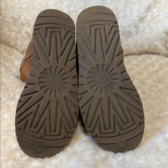 UGG CLASSIC SHORT BOOTS - Picture 10 of 11